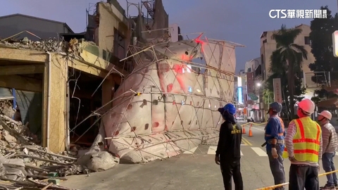 台南鷹架不敵強風倒塌 2路人拔腿狂奔躲一劫