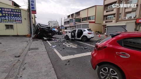 雲林3車撞!白車飆彎撞竄火 無辜小貨車「解體」2死