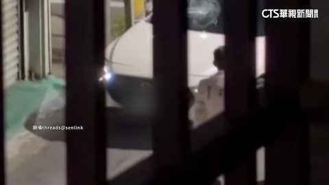 情侶吵架女找友助陣 男友爆氣砸車險遭衝撞