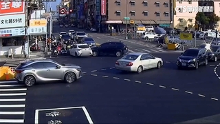 轉彎車未禮讓.直行車未減速　連環撞波及4機車6人傷