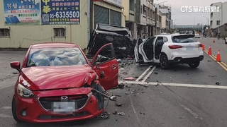 飛車過彎「砲彈式撞」炸出火球　貨車遭彈飛情侶雙亡