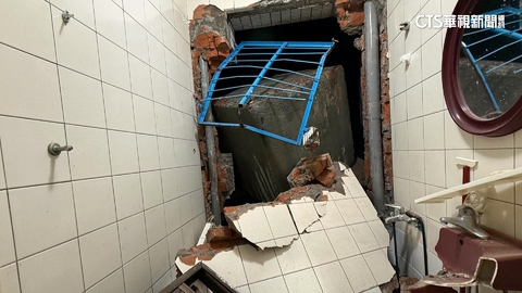 新店錦秀社區擋土牆搶修意外 不堪負重混凝土砸毀民宅