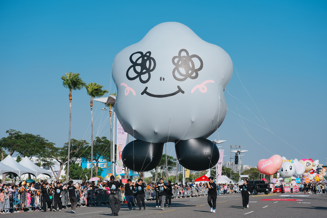 高雄OPEN大氣球遊行　JISOO手繪SHUMON全球首飛、告五人夢幻合體告五豬
