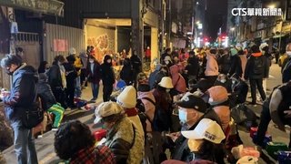 艋舺龍山寺開放點燈　民眾不畏低溫徹夜排隊