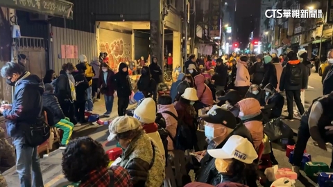 【台語新聞】艋舺龍山寺開放點燈 民眾不畏低溫徹夜排隊