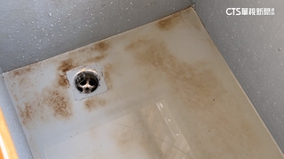 泡腳池有沉積物！客控衛生不佳　業者：中藥包沉積物