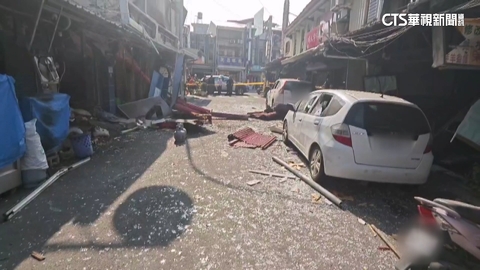 台南民宅氣爆！　玻璃飛濺割傷騎士　驚悚瞬間影曝