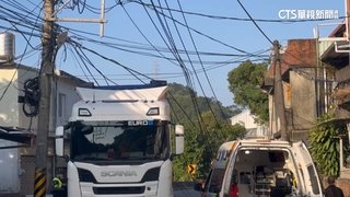 曳引車超高！　勾電線扯倒電桿釀1傷　近6百戶一度停電
