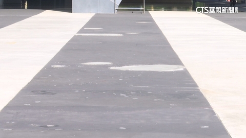 北藝中心戶外廣場啟用三年多 地面坑洞補丁多