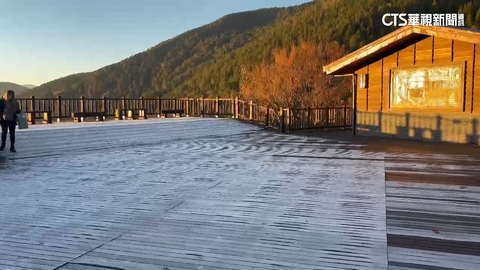 【台語新聞】宜蘭太平山降到4度結霜一片 銀白美景吸引遊客