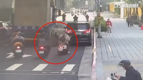 女騎士疑閃違停撞直行貨車　右腿當場遭輾斷