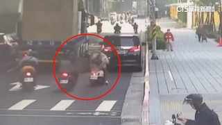 女騎士疑閃違停撞直行貨車　右腿當場遭輾斷