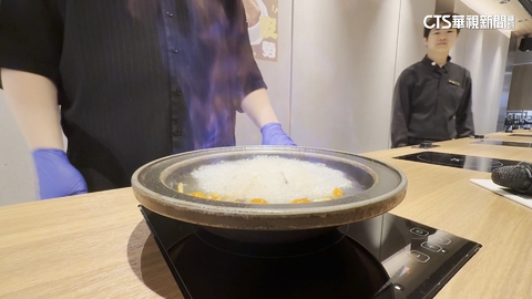 暖胃又吸睛! 燒酒雞鍋底「點火」快速揮發飄香 視覺衝擊吸客