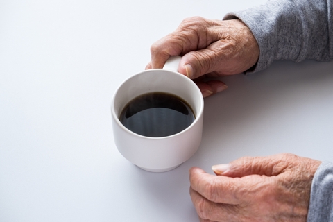 超商店員拒賣爺爺咖啡!暖心真相曝 網讚:好貼心又溫柔