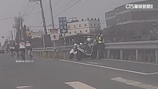 值勤警低頭滑手機無視違規遭質疑！　警方：失職將處分