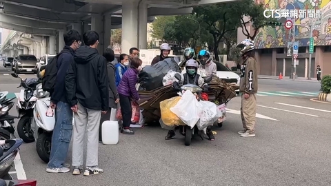 阿婆騎車滿載回收物翻覆！　路過10民眾幫撿.扶車