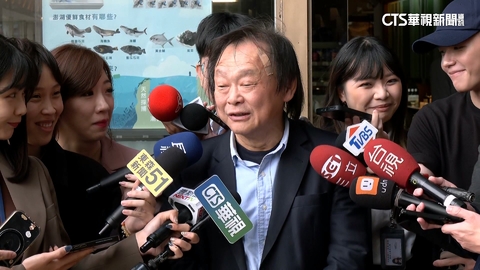 王世堅頭貼OK繃自嘲「頭殼有洞」　笑揭「凶手」：被嚇到