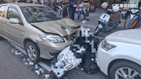 暴衝撞對向雙載騎士害1命危　77歲駕駛稱頭暈