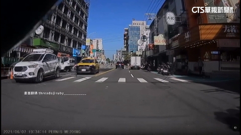 逢甲商圈疑旅店拆帆布肇禍　天降纜線砸騎士