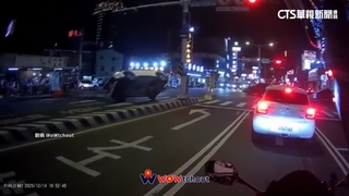 疑A柱死角！　休旅車左轉「卡分隔島險翻車」　驚險畫面曝