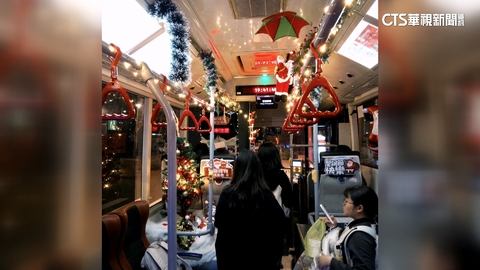 一定要追！夢幻耶誕公車在東海校園　民眾搶搭車拍