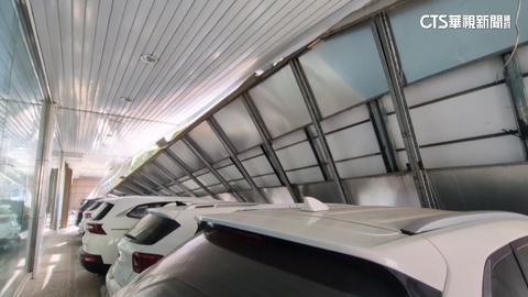 【台語新聞】進口車商門市「巨型招牌突掉落」 9部汽機車慘遭砸