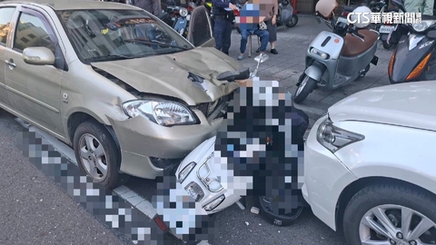 77歲婦駕車失控逆向暴衝 騎車母子遭撞一死一傷