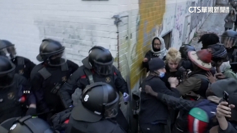 最大規模!400移民占廢校舍 西國警察驅逐爆衝突