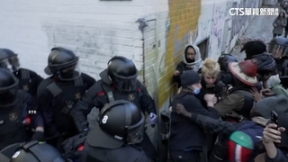 最大規模！400移民占廢校舍　西國警察驅逐爆衝突