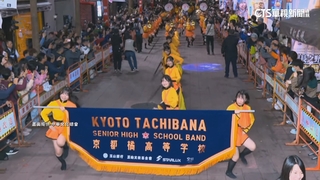 「橘色惡魔」快閃西門町！　與「翡翠騎士」合體踩街演出