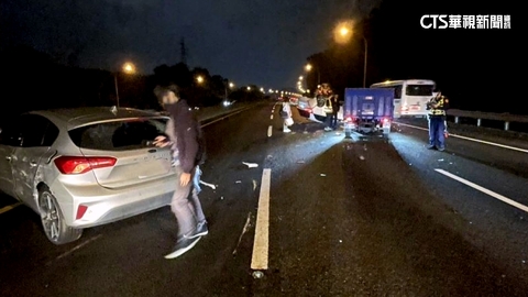 國3木柵段4車連環撞1傷 疑混凝土車變換車道肇禍