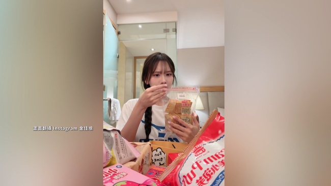 誤會！韓籍啦啦隊女神收到「拆封餅乾」引議　本人澄清：是老闆吃的 | 華視新聞