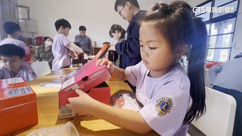 【台語新聞】聖誕送愛到偏鄉　善心團體赴鹿谷贈鞋暖童心