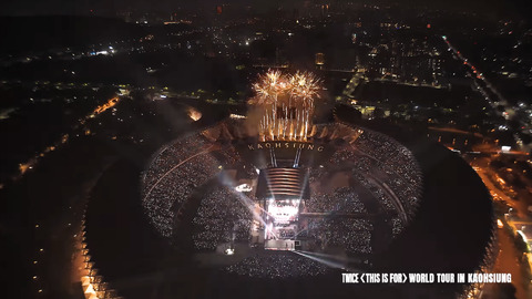 TWICE上傳高雄場「超美燈海+煙火秀」影片　ONCE看哭：走不出世運了