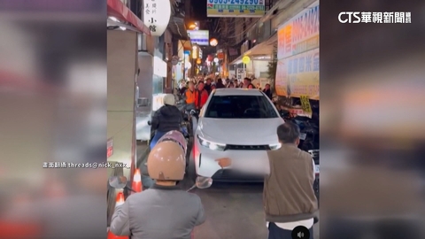 東海炒飯街違停亂象！闖入變「卡」車　後方人車塞爆