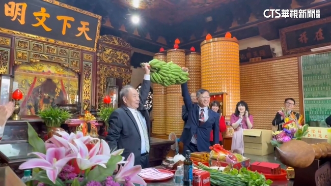 學測玩諧音梗　「抬青蕉」等於「台清交」求金榜題名 | 華視新聞