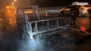 國道一號北上五楊高架橋　載煙火貨車起火