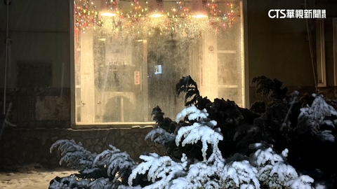 玉山北峰2度飄雪!積雪2.5公分 景色如撒糖霜絕美