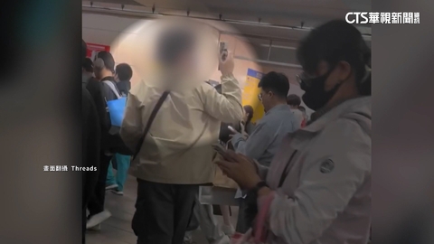 警覺低!接連攻擊煙霧漫 「嫌近在咫尺」民眾淡定拿手機拍