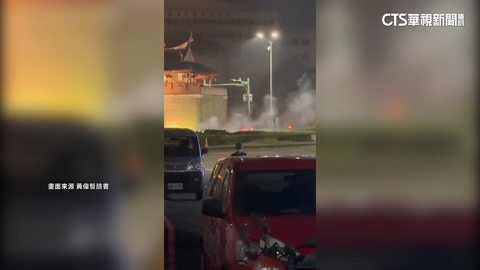 高雄左營圓環煙霧瀰漫引恐慌　警：貨車車輛異常