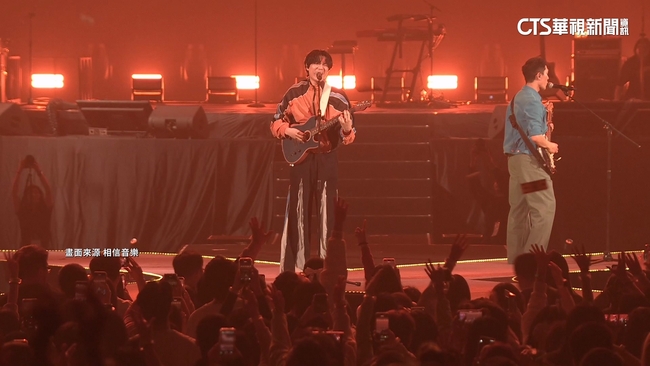 宇宙人四度攻蛋！　唱到一半天降「鈔票雨」粉絲瘋搶