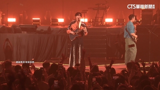 宇宙人四度攻蛋！　唱到一半天降「鈔票雨」粉絲瘋搶