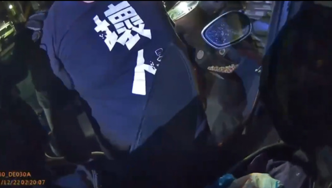 士林夜市出現「壞人哥」持大刀走動！　警火速逮人 | 華視新聞