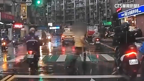 驚！阿伯把助行器「扛起來」　違規穿越馬路