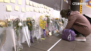 不捨！北車獻花.卡片悼余家昶　民眾哽咽泛淚