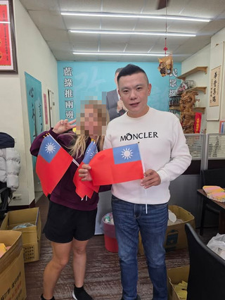 外籍美女自稱聾啞拿國旗來服務處　江和樹慘被騙：已經報警