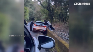 省錢虧更大？　休旅車卡溝　眾人合力推車底盤慘刮傷