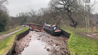 英國運河堤岸坍塌　河水流光.船隻擱淺落坑