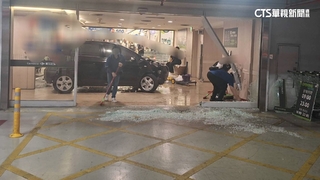 暴衝驚魂！　黑車撞破賣場玻璃門　險波及無辜民眾