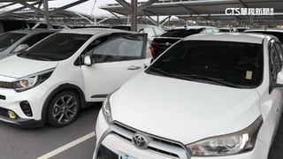 台中三井開車門遇強風撞鄰車！　專家：反手開門較穩